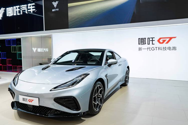 重庆150哪吒汽车在智能汽车领域的表现，领途汽车在新能源汽车市场中的影响力